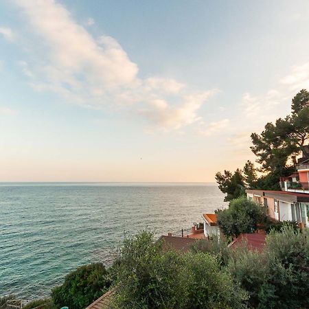 Marina dʼAndora C22 Beachfront Villa - Spa Bath, Pool, Private Beach, Parking Free מראה חיצוני תמונה
