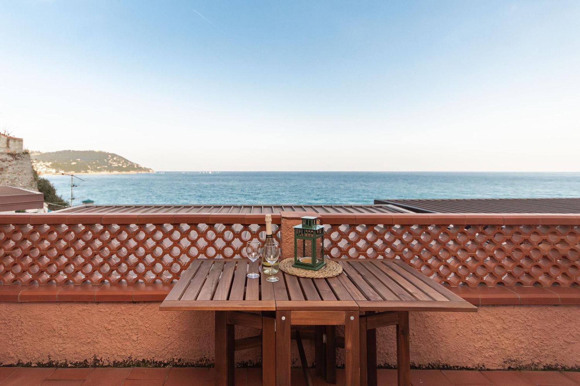Marina dʼAndora C22 Beachfront Villa - Spa Bath, Pool, Private Beach, Parking Free מראה חיצוני תמונה