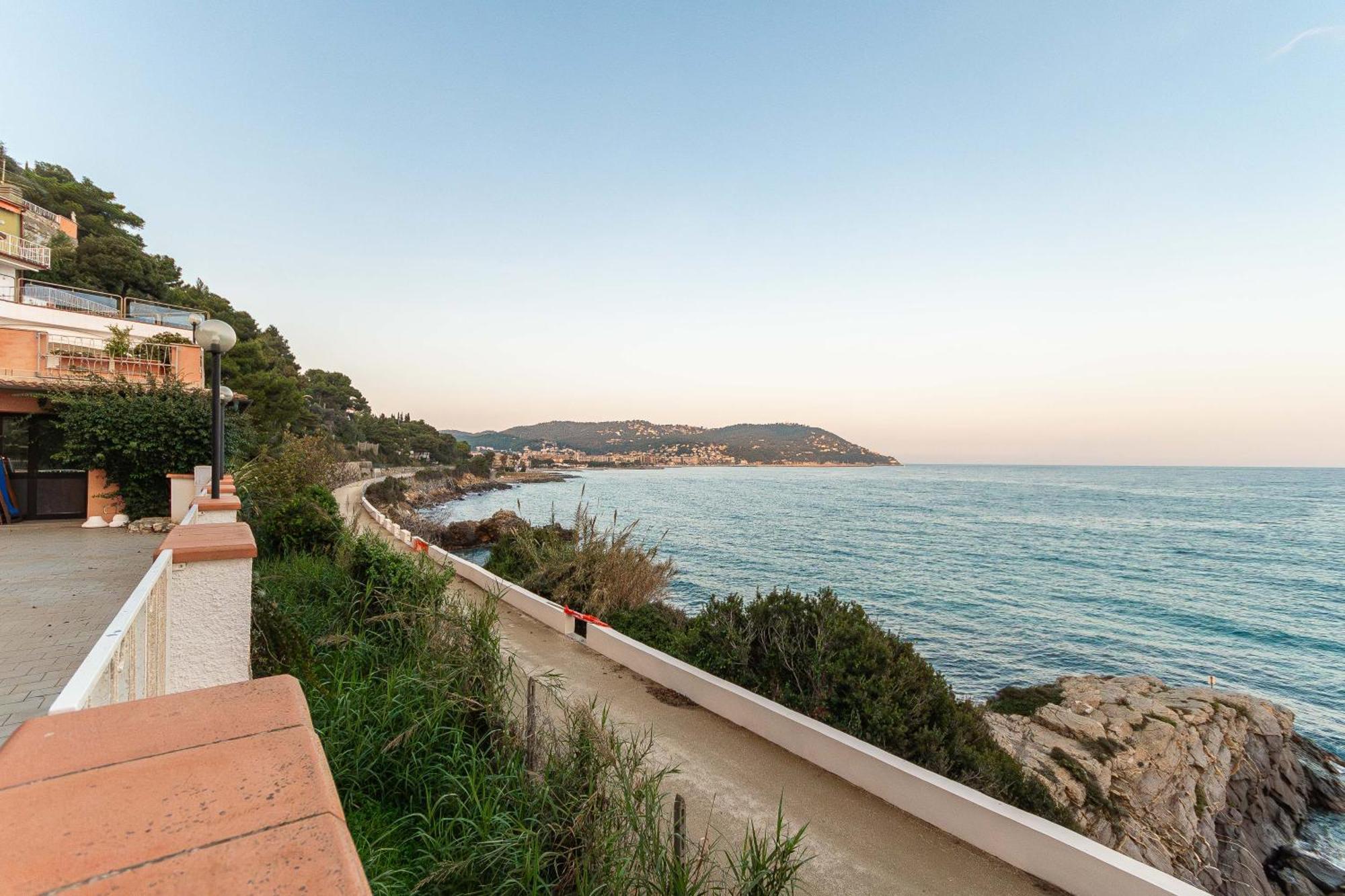 Marina dʼAndora C22 Beachfront Villa - Spa Bath, Pool, Private Beach, Parking Free מראה חיצוני תמונה